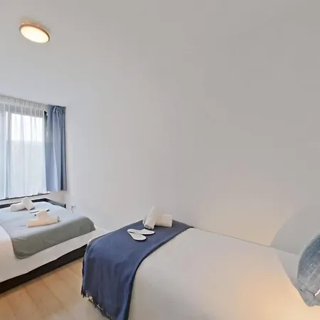 Bright And Modern 2br With A Balcony