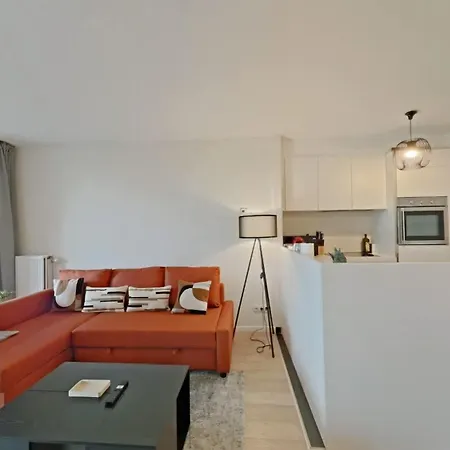 Bright And Modern 2br With A Balcony