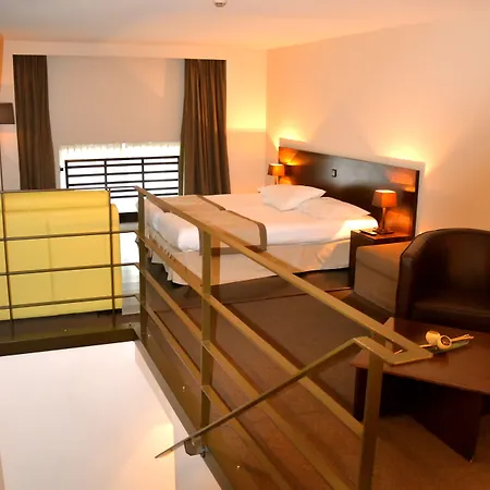 シャンボール ホテル 3*