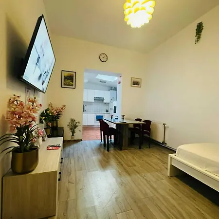 Modern & Comfortable Center Oasis~king Bed ! アパート