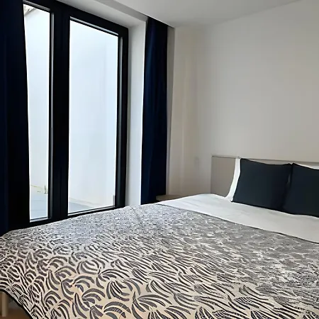 With Ensuite And Garden *