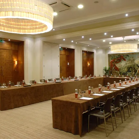 ホテル Amigo, A Rocco 5*