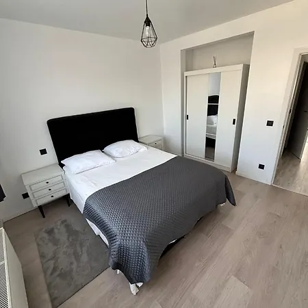 דירה Stylish, Modern & Spacious In
