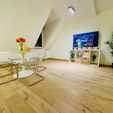 The Experience - 2 Bedroom Bright, Spacious & דירה