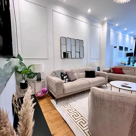 Spacious Family For 9 Near Midi Station Apartment Brüssel