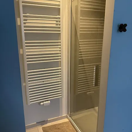 The Experience - 2 Bedroom Bright, Spacious & Apartment