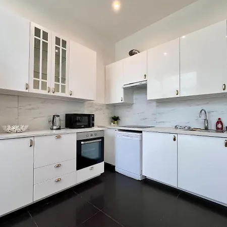 アパート Spacious Family For 9 Near Midi Station