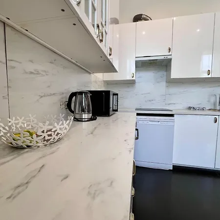 Spacious Family For 9 Near Midi Station *