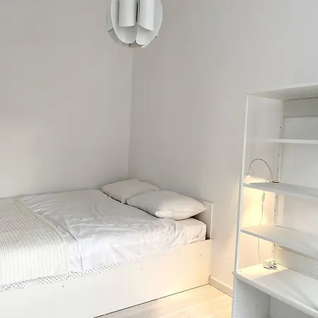 Wit Ii, Near Metro, Train N7670 * ブリュッセル