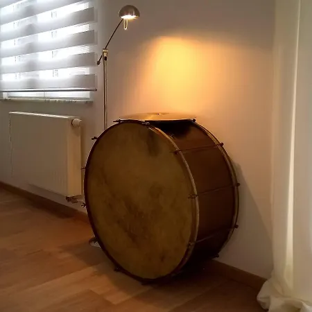 아파트 Almost White, Near Train, Metro N7688 *