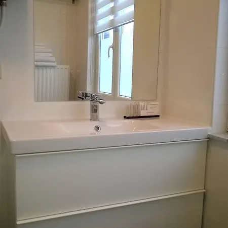 아파트 Almost White, Near Train, Metro N7688