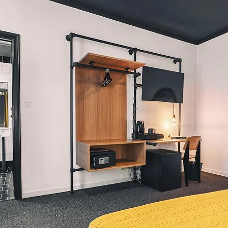 Zoom Hotel