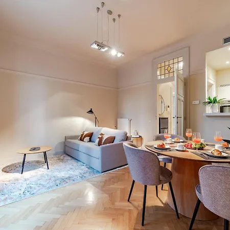 Apartman Bright 1br In The Heart Of The European Quarter *