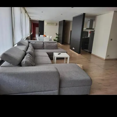 Les Pieds A La Grande Place Apartament *