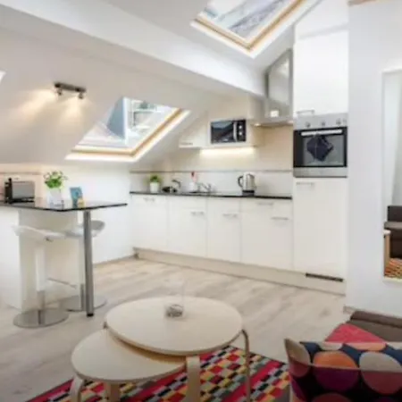 Apartment - Steps Grand Place - Local Vibrant Neighbourhood *