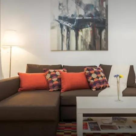 - Steps Grand Place - Local Vibrant Neighbourhood *