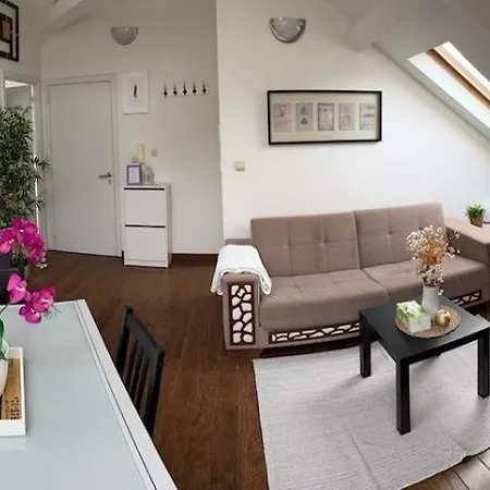 Apartment - Steps Grand Place - Local Vibrant Neighbourhood *