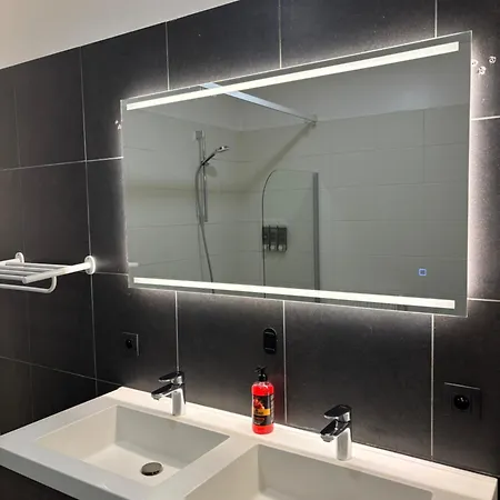 Stylish, Modern & Spacious In 公寓