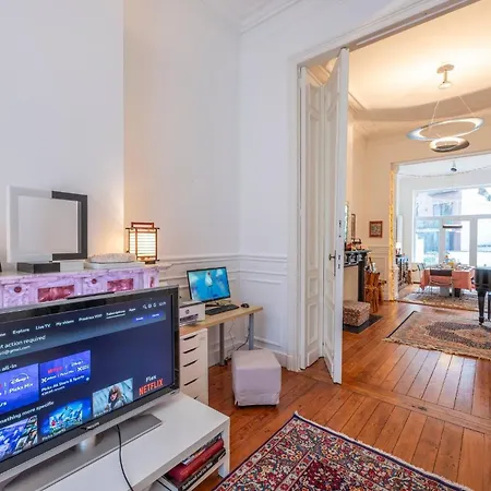 Euro Edens Cosy Historic In Jacuzzi, Garden, Location