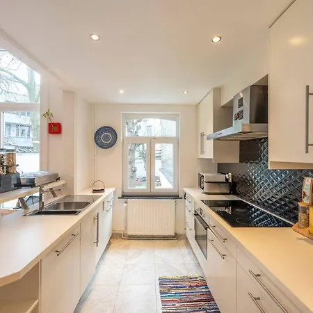 Euro Edens Cosy Historic In Jacuzzi, Garden, Location 3* Brüsszel