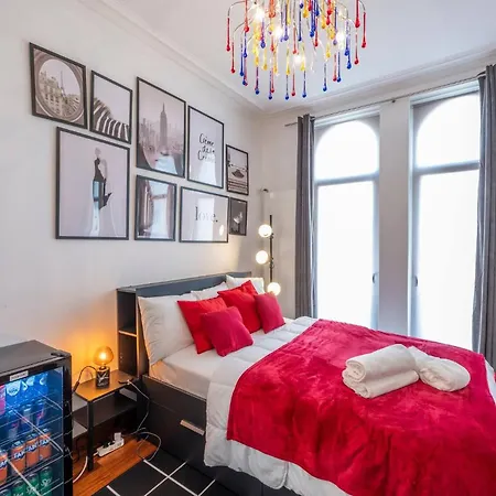 Euro Edens Cosy Historic In Jacuzzi, Garden, Location 3*