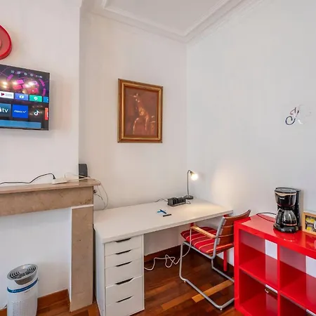 Euro Edens Cosy Historic In Jacuzzi, Garden, Location Vendégház