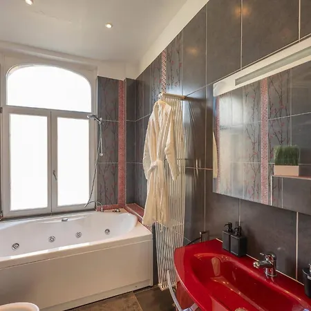 Euro Edens Cosy Historic In Jacuzzi, Garden, Location 3*