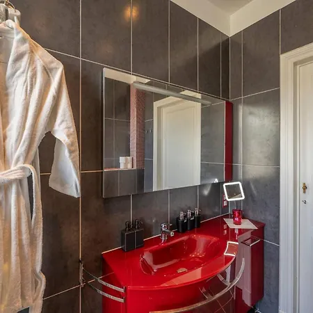 Euro Edens Cosy Historic In Jacuzzi, Garden, Location Vendégház 3*