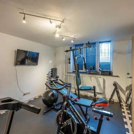 Euro Edens Cosy Historic In Jacuzzi, Garden, Location 3*