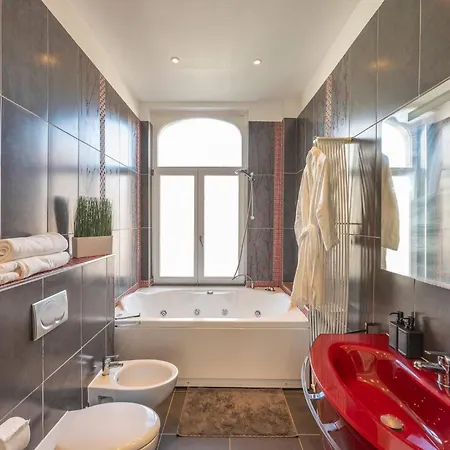 Euro Edens Cosy Historic In Jacuzzi, Garden, Location Vendégház 3*