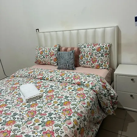 Et Dans Un Immeuble Homestay