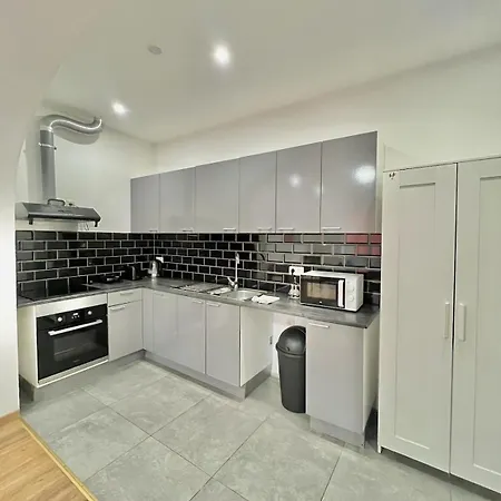 아파트 Spacious For 6 Near Center Of