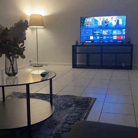 Modern 1br And Sofa Bed Near Airport Appartement *