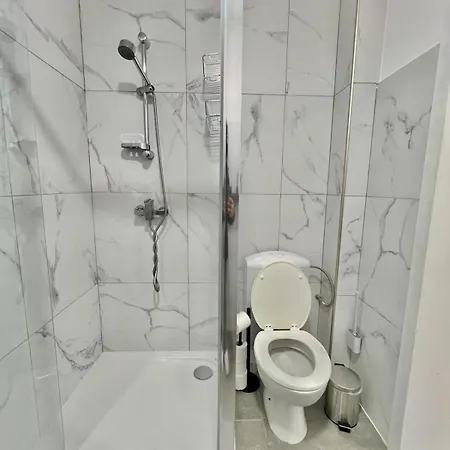 아파트 Spacious For 6 Near Center Of