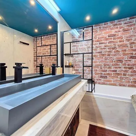 Appartement Vaste Et Somptueux A *