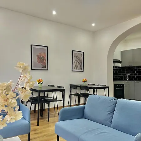 아파트 Spacious For 6 Near Center Of