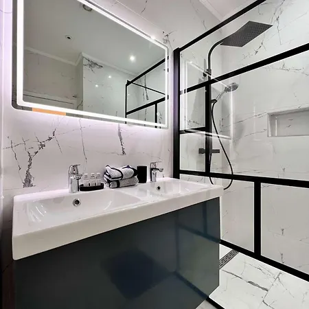 Cosy Family For Up To 9 Guests Near Midi Station