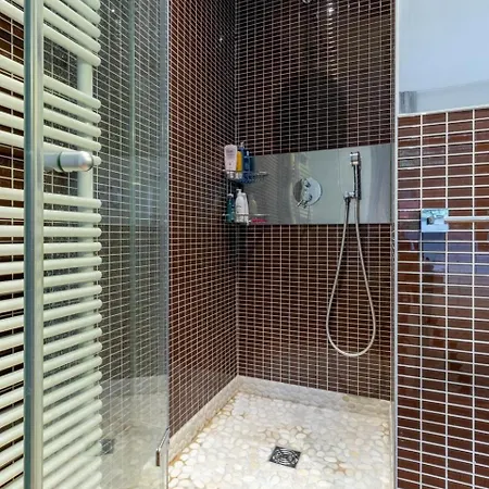 Luxury Deluxe Garden In Centre Apartment