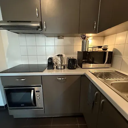 Stunning With 2 Bedrooms - Sleeps 6 *