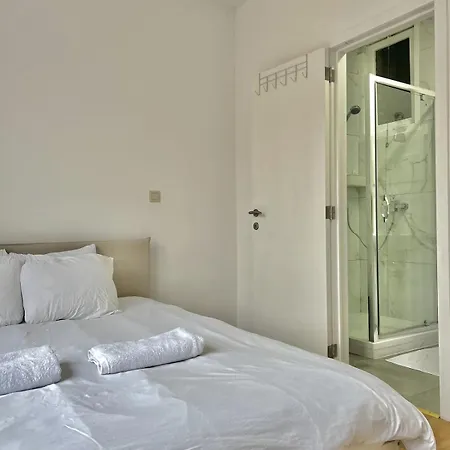 아파트 Spacious For 6 Near Center Of *