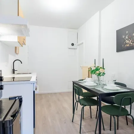 Over Two Floors For 5 Guests Near Midi & Grand Place * Brüssel
