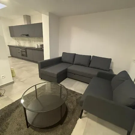 Luxury 3-bedroom With Beautiful Garden Space Apartment