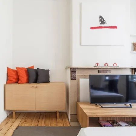 1 Bedroom W Kitchen And Bathroom In Trendy St Gilles 아파트