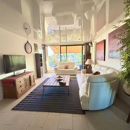 Vaste Et Somptueux à