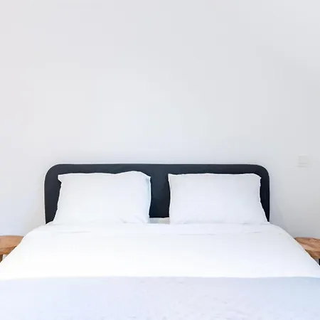 Over Two Floors For 5 Guests Near Midi & Grand Place Brussels