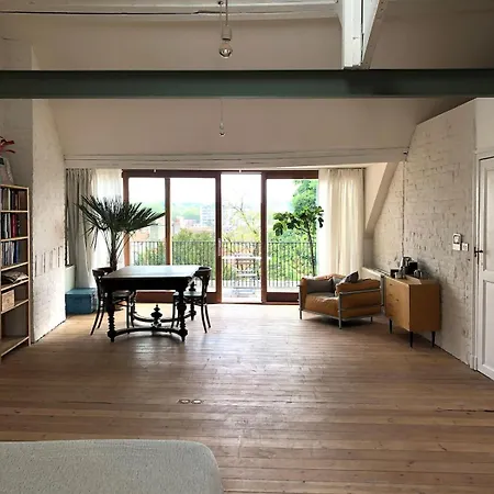 Penthouse In A Family House アパート