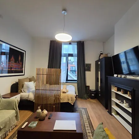 The Amber Lounge, 1040 *