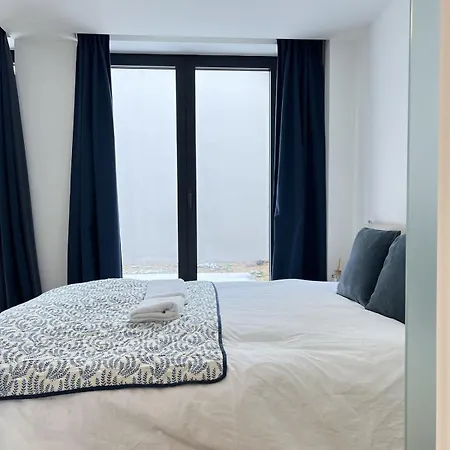 Modern & Elegant Near Montgomery Brüssel