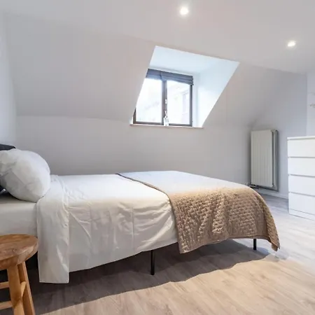 Over Two Floors For 5 Guests Near Midi & Grand Place 아파트