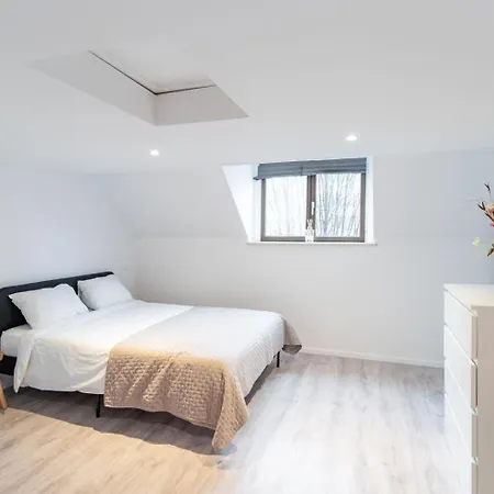 Apartment Over Two Floors For 5 Guests Near Midi & Grand Place *